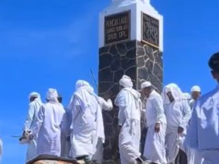 Viral Aksi Sekelompok Orang Berpakaian Putih Kelilingi Tugu Puncak Gunung Lawu, Diduga Lakukan Ritual