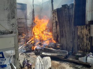 Jago Merah Hanguskan Rumah di Medokan Ayu saat Ditinggal Antar Galon oleh Penghuni