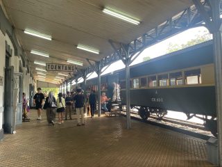 Ratusan Penumpang Antusias Ikuti Perjalanan Perdana Kereta Api Wisata Uap “Baru Klinthing”