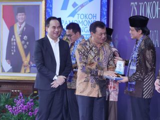 Ketua DPW PKB Jateng Terima Penghargaan Tokoh Pamomong