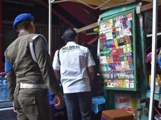 Operasi Gabungan Satpol PP Surabaya dan Bea Cukai Sidoarjo Sita 981 Bungkus Rokok Ilegal