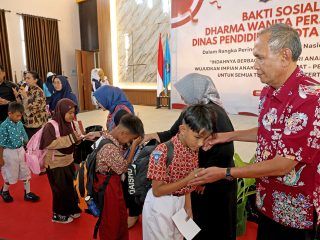 Peringati HAN 2025, Pemkot Surabaya dan DWP Dispendik Gelar Bakti Sosial untuk Ratusan Siswa