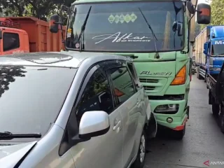 Truk Kontainer Tabrak Belasan Kendaraan di Lampu Merah Pulogadung, Satu Orang Luka
