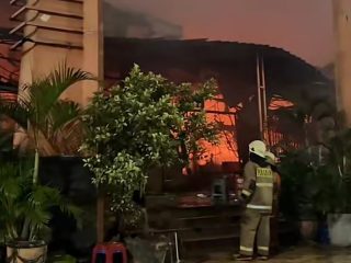 26 Mobil Damkar Dikerahkan Tangani Kebakaran di Taman Puring, Beberapa Titik Api Masih Menyala
