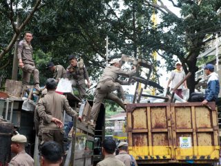Satpol PP Bandung Bongkar 42 Kios Liar di 6 Titik Lokasi