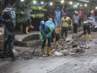 DLH Kota Bandung Bersihkan 80 Ton Sampah di Pasar Gedebage