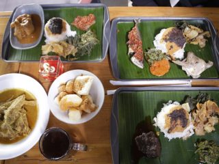 Unik! Sensasi Menikmati Masakan Padang dengan Alas Nampan di RM Narendang Kota Bandung