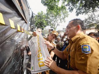 Pemkot Bandung Segel Bangunan yang Melanggar Aturan