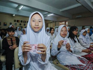 Bandung Pecahkan Rekor MURI, Serahkan 52.010 Kartu Identitas Anak