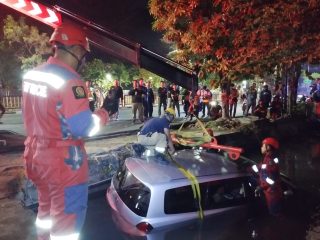 Drama Dini Hari di Ngagel Jaya: Mobil Tercebur Sungai, Diduga Sopir dalam Pengaruh Alkohol