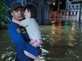 Banjir Terjang 8 Titik di Harjamukti Depok, 50 KK Terdampak