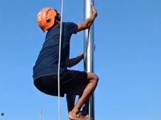 Tanpa Alat Pengaman, Anggota BPBD Lumajang Panjat Tiang 15 Meter Demi Lancarkan Latihan Paskibraka