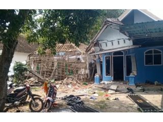 Bocah 7 Tahun di Pasuruan Tewas Dianiaya, Warga Ngamuk Hancurkan Rumah Pelaku