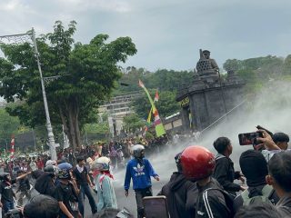 Unjuk Rasa di Depan Polda Jateng Ricuh
