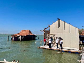 Pemprov Jateng Beri Bantuan Rumah Apung Bagi Warga Sayung Terdampak Banjir Rob