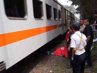 Diduga Menerobos Pintu Perlintasan, Pejalan Kaki di Bandung Tertemper KRL