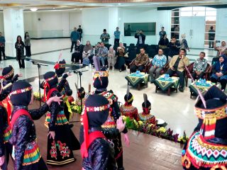 Menpora Nobatkan Murid Embun Pagi Sebagai Duta Seni Budaya Indonesia ke Korea