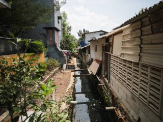 Pemkot Bandung Tertibkan Bangunan Liar di Sepadan Sungai Cisaranten