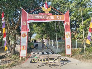 Warga RT 05 Blok Wanasari Karangsong Kompak Berlomba Hias Gapura Lingkungan