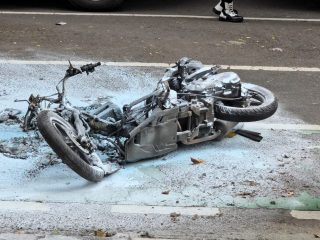 Satu Unit Sepeda Motor Dibakar Massa dalam Aksi Demontrasi Hari Ini di Gedung DPR