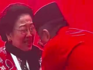 Tangis Megawati Pecah saat Hasto Kristiyanto Tiba di Penutupan Kongres PDIP di Bali