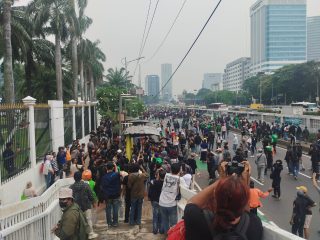 Tanpa Mobil Komando, Massa Demontrasi Gerudug Gedung Wakil Rakyat: Protes Terhadap Kenaikan Tunjangan Anggota DPR