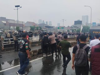 Sempat Memanas, Petugas Gabungan Berhasil Pukul Mundur Massa Aksi