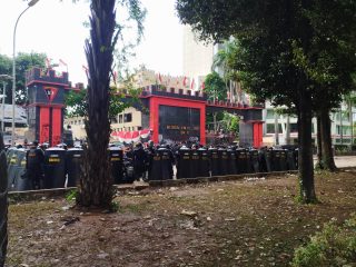 Demo Berlanjut, Sisah Uap Gas Air Mata Masih Terasa di Depan Mako Brimob
