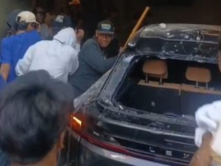 Ngeri! Massa Geruduk Rumah Ahmad Sahroni, Sejumlah Barang Dirusak dan Dijarah