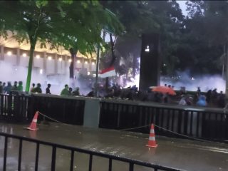 Situasi Terkini, Polisi Bubarkan Aksi Massa dengan Gas Air Mata