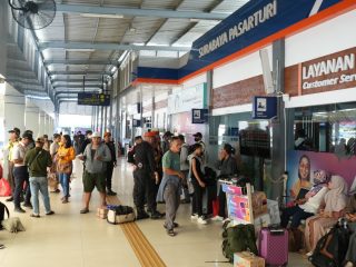 Jalur Ambles di Stasiun Pegadenbaru, Sejumlah Kereta Tujuan Daop 8 Surabaya Alami Keterlambatan