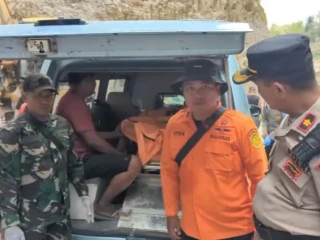 Petugas gabungan temukan pekerja tambang yang dilaporkan longsong tertimbun material.