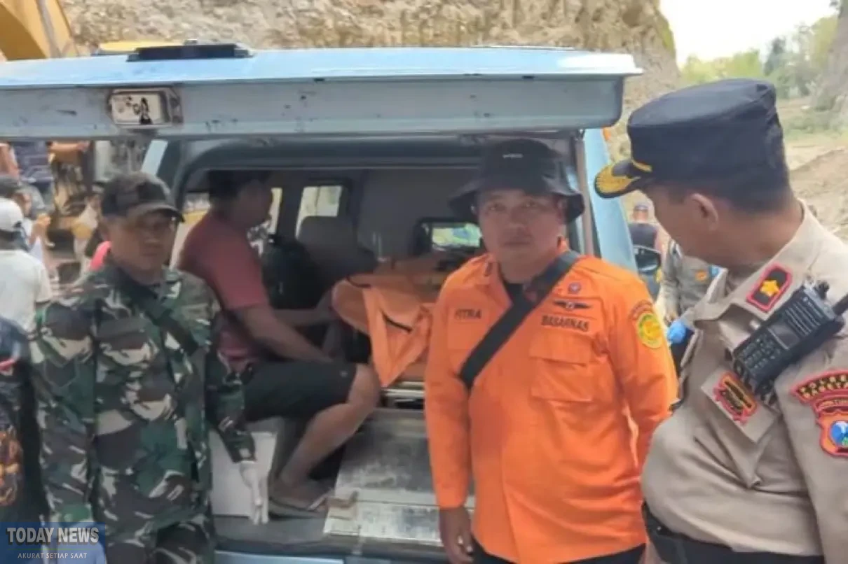 Petugas gabungan temukan pekerja tambang yang dilaporkan longsong tertimbun material.