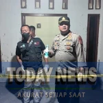 Polisi saat mendatangi lokasi kejadian pasutri ditemukan tewas di rumahnya. Foto: istimewa