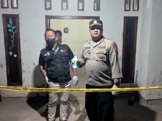 Polisi saat mendatangi lokasi kejadian pasutri ditemukan tewas di rumahnya. Foto: istimewa