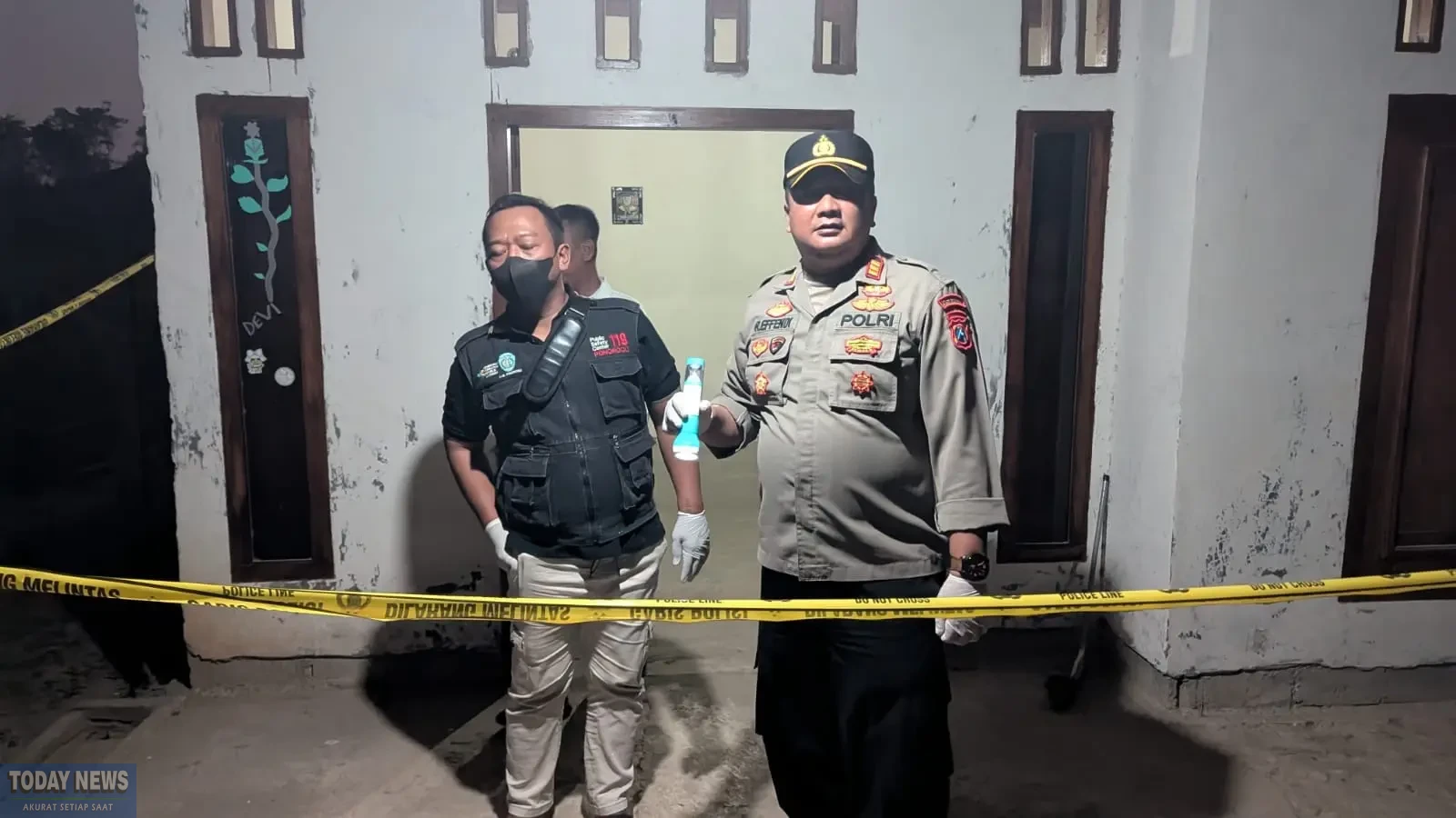 Polisi saat mendatangi lokasi kejadian pasutri ditemukan tewas di rumahnya. Foto: istimewa