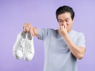 Cara Menghilangkan Bau Sepatu, Pakai Arang?
