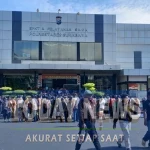 Antrean membuat SKCK di Polrestabes Surabaya membludak.