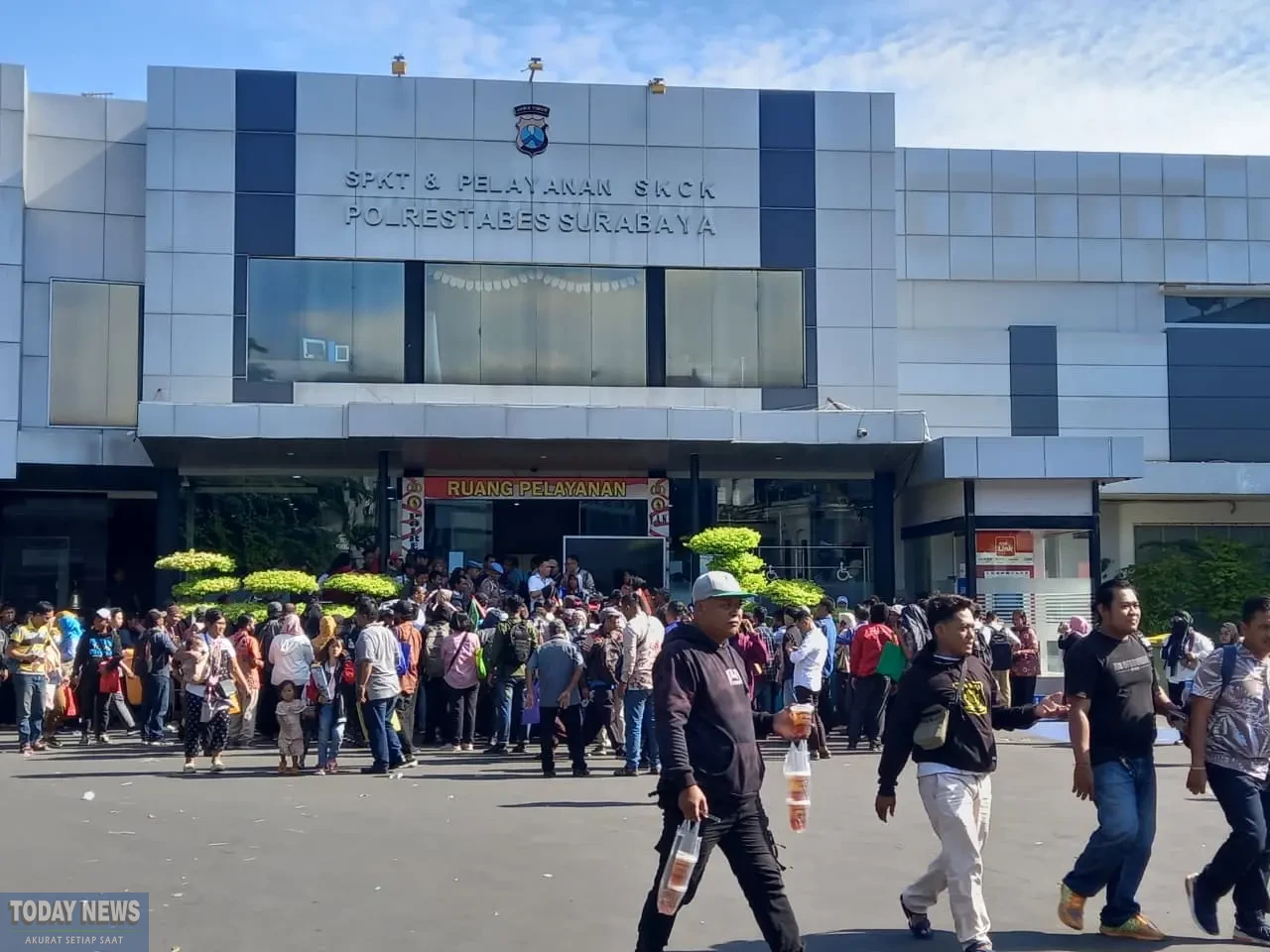 Antrean membuat SKCK di Polrestabes Surabaya membludak.