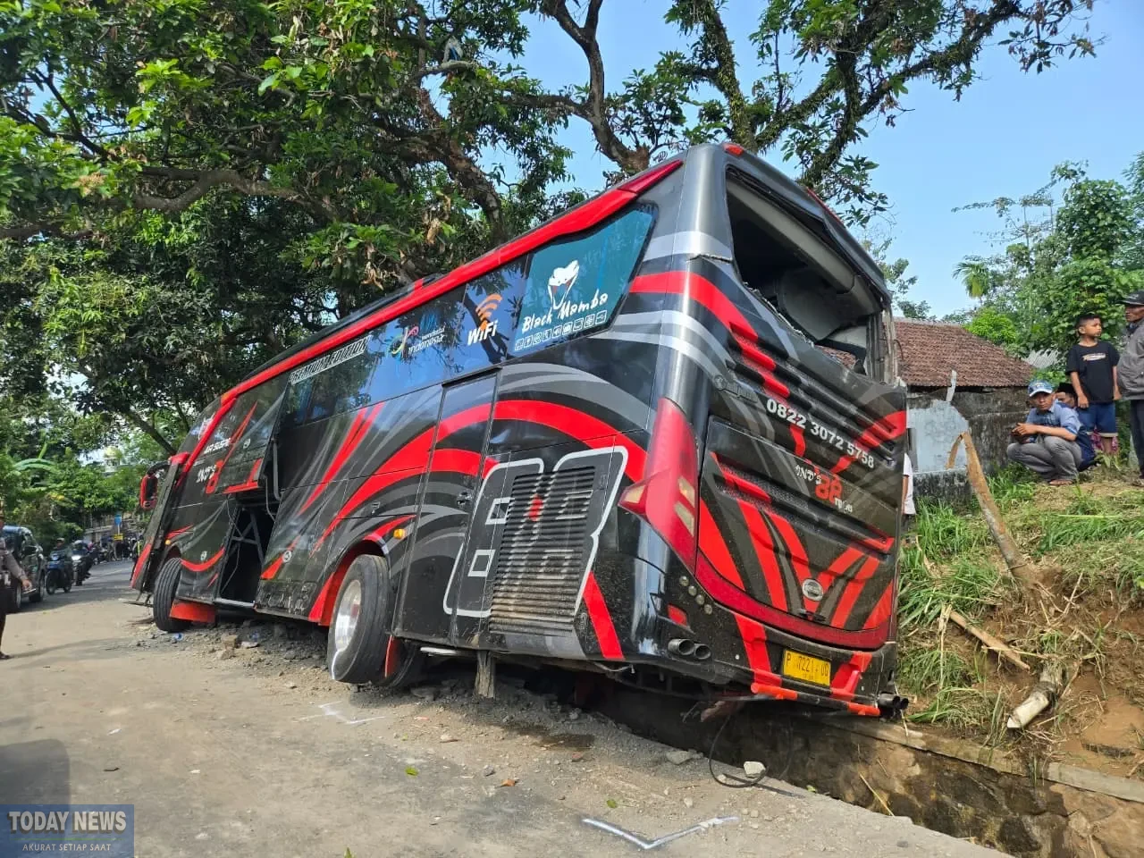 Kecelakaan bus rombongan nakes di jalur Bromo Probolinggo tewaskan delapan orang.