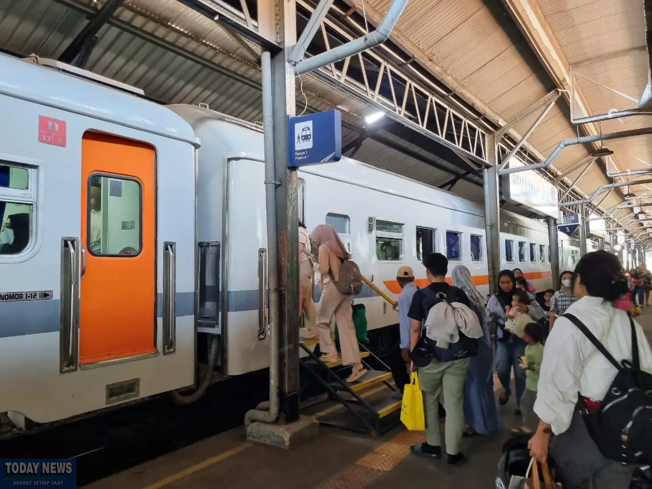 Suasana di Stasiun Daop 4 Semarang.