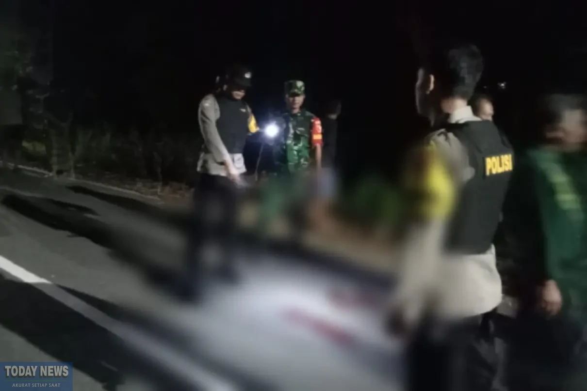 Aparat kepolisian saat mendatangi lokasi pembacokan.