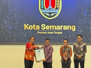Kepala Diskominfo Semarang menerima penghargaan GM-DTGI Award 2025.