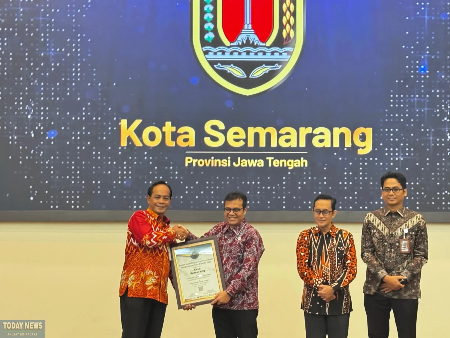 Kepala Diskominfo Semarang menerima penghargaan GM-DTGI Award 2025.