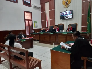 Sidang pembacaan tuntutan kasua pengerusakan mobil dengan terdakwa Jan Hwa Diana.