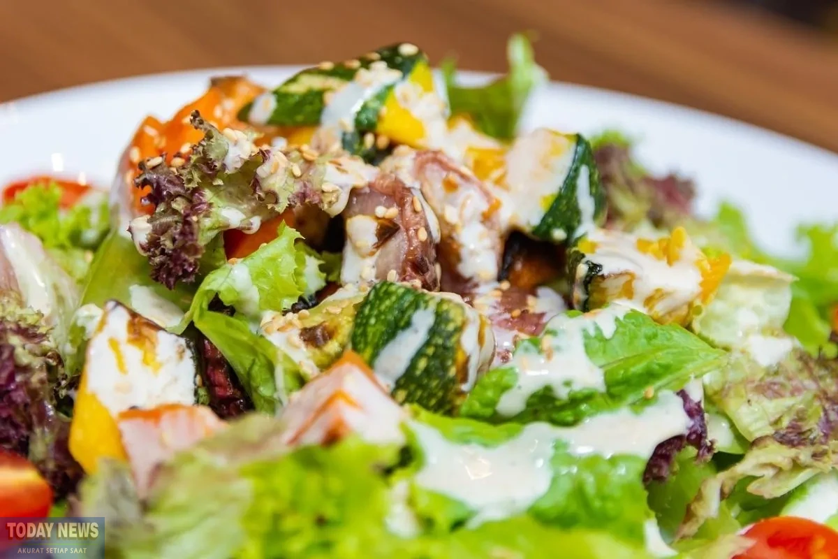 Ilustrasi hidangan salad sayuran untuk memenuhi asupan serat