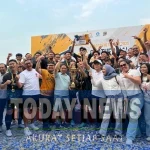 Ketua Asosiasi Panas Bumi memberikan trophy perdana kepada IKPT, sang juara GSC 2025.