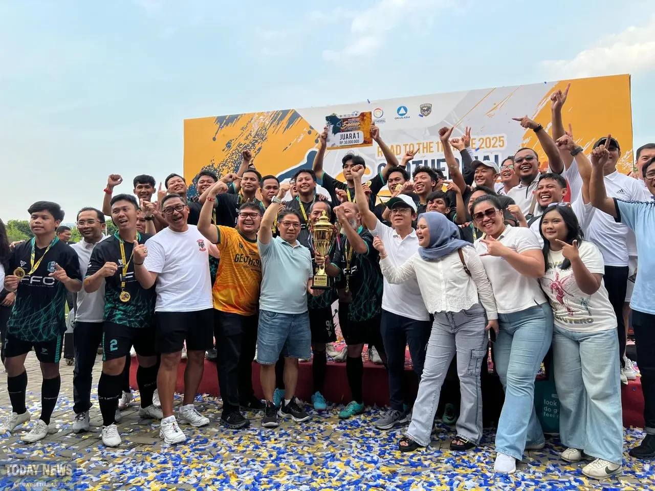 Ketua Asosiasi Panas Bumi memberikan trophy perdana kepada IKPT, sang juara GSC 2025.