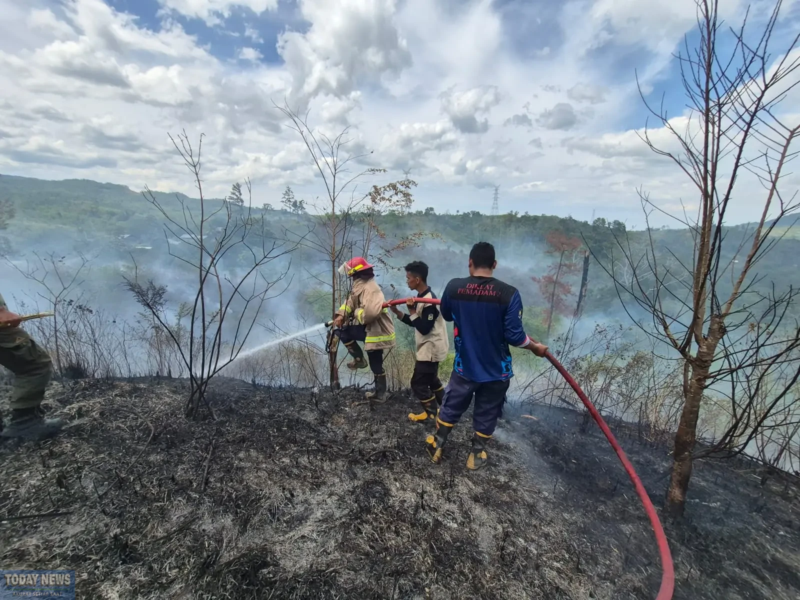 Upaya pemadaman kebakaran hutan dan lahan yang terjadi di wilayah Kabupaten Aceh Besar, Provinsi Aceh, Kamis (18/9).