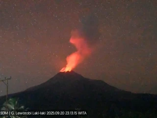 Peningkatan aktivitas vulkanik Gunung Lewotobi Laki-Laki di Kabupaten Flores Timur, Nusa Tenggara Timur, Sabtu (20/9).
